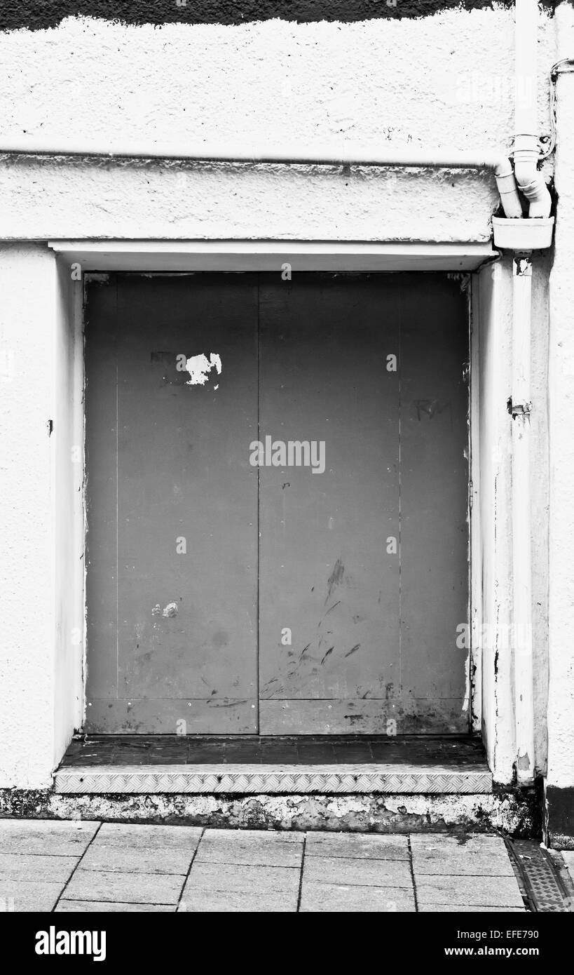 Eine geschlossene Tür in einem städtischen Gebäude Stockfoto