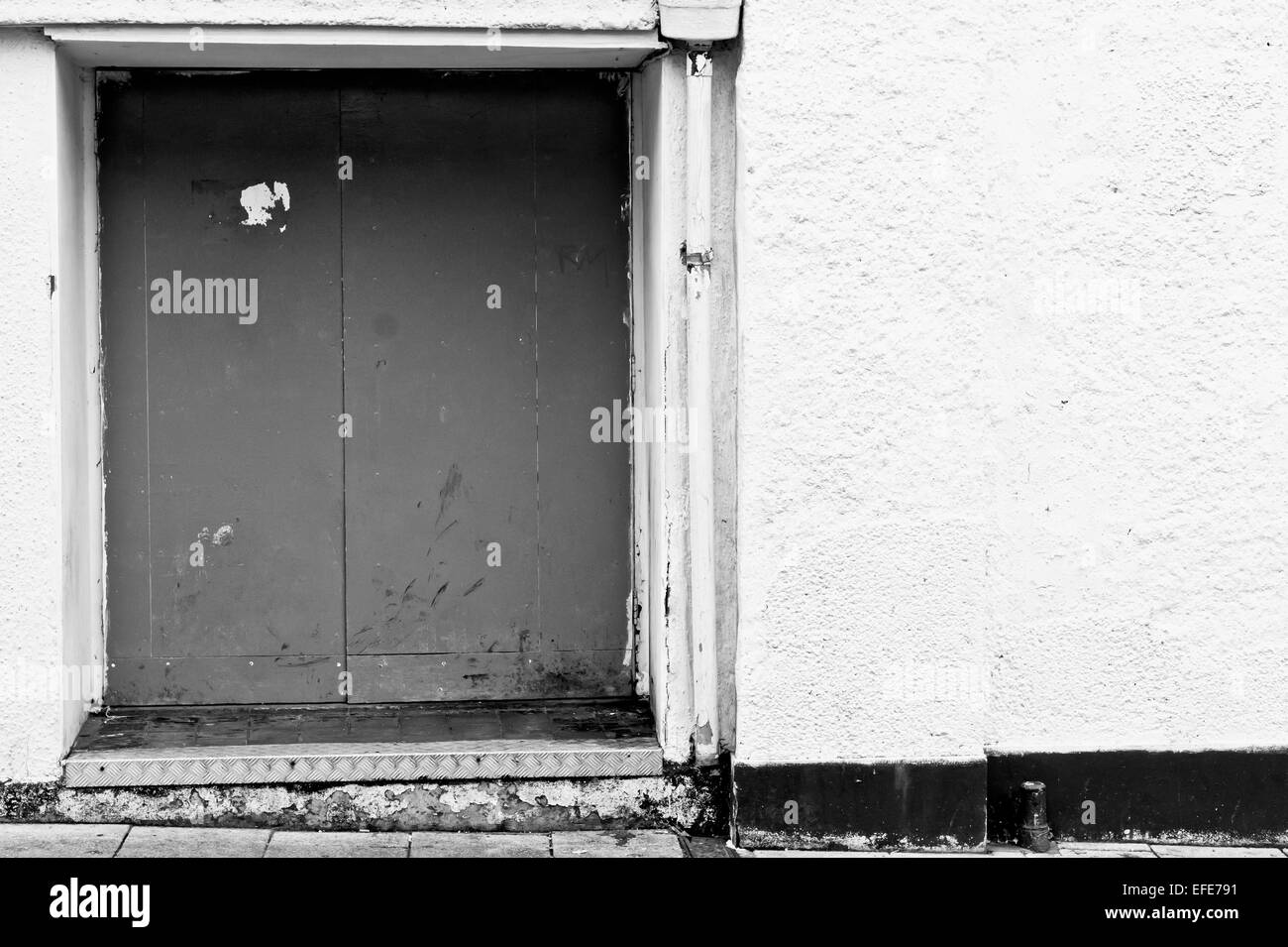 Eine geschlossene Tür in einem städtischen Gebäude Stockfoto