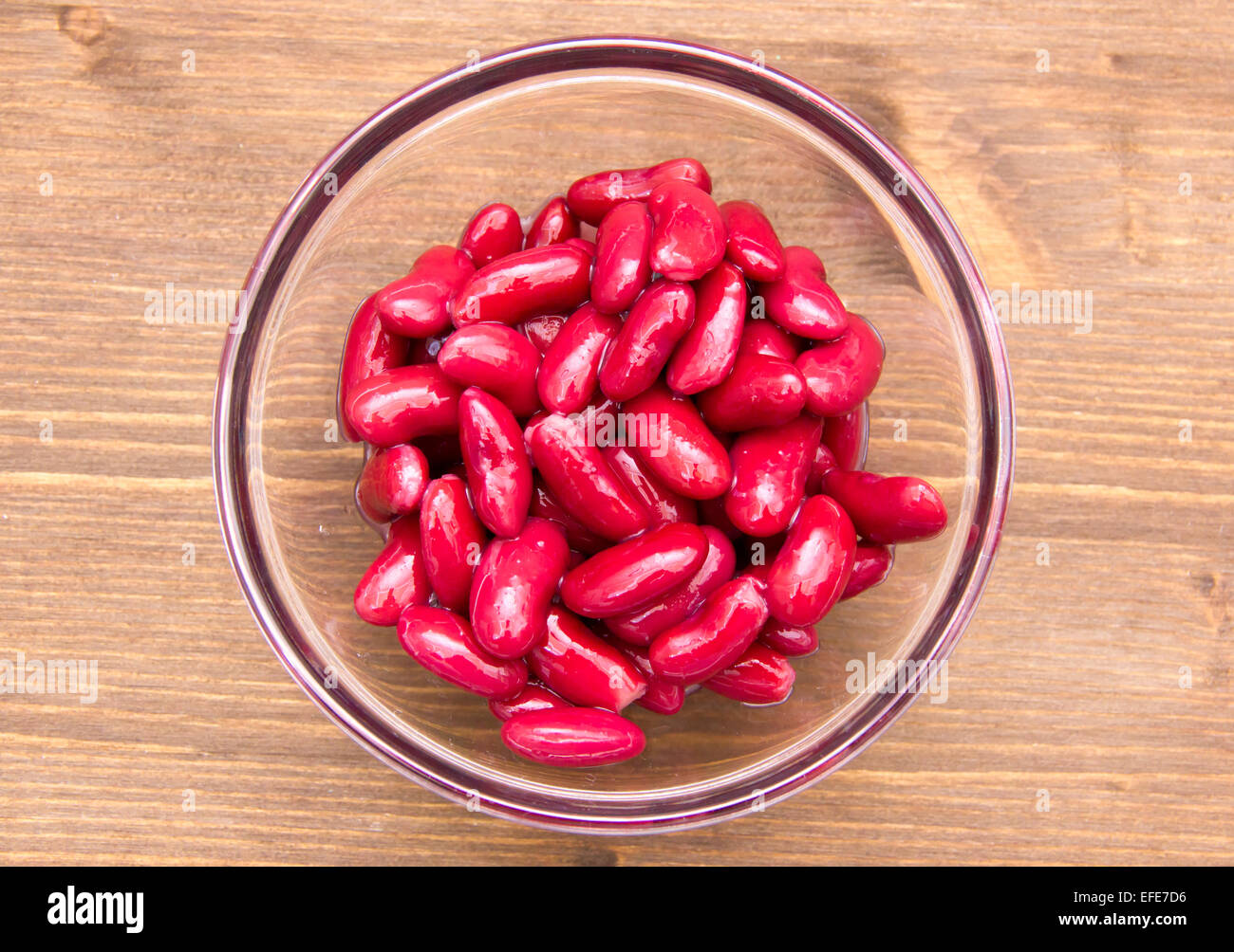 Rote Bohnen auf Schüssel auf Holztisch von oben gesehen Stockfoto