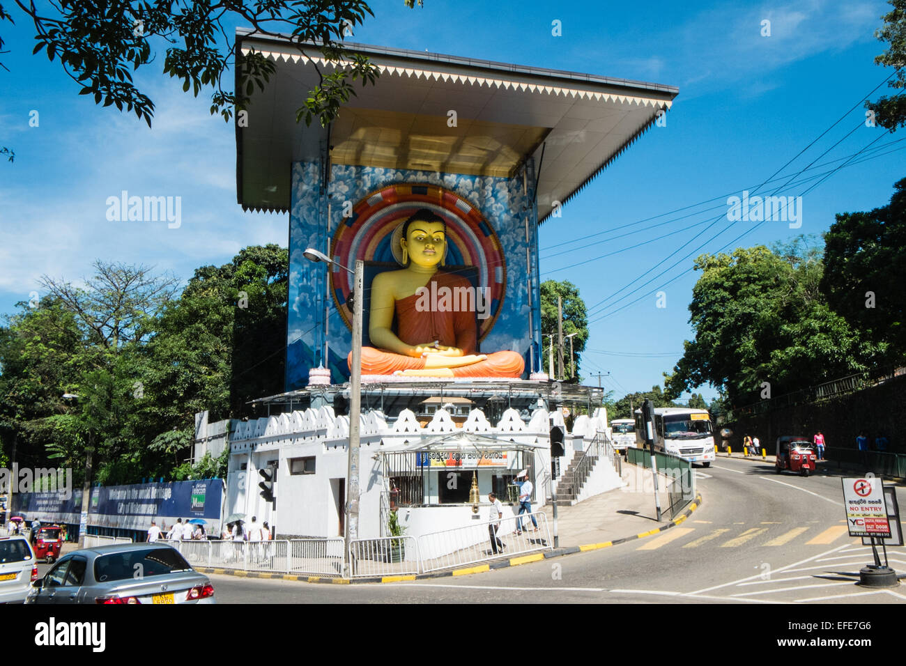 Riesige Buddha-Statue mit großen Dach sitzen, in der Nähe von Bahnhof, im Stadtzentrum, Kandy, Sri Lanka, Stockfoto