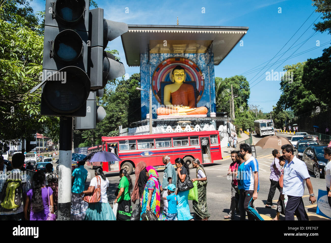 Riesige Buddha-Statue mit großen Dach sitzen, in der Nähe von Bahnhof, im Stadtzentrum, Kandy, Sri Lanka, Stockfoto