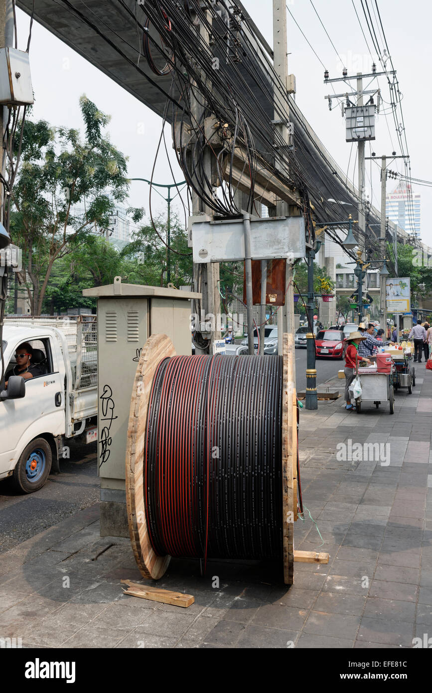 Kabeltrommel Telekom Telefon Telekommunikation Stromkabel hängen in Bangkok  über den Straßen hinzu Stockfotografie - Alamy