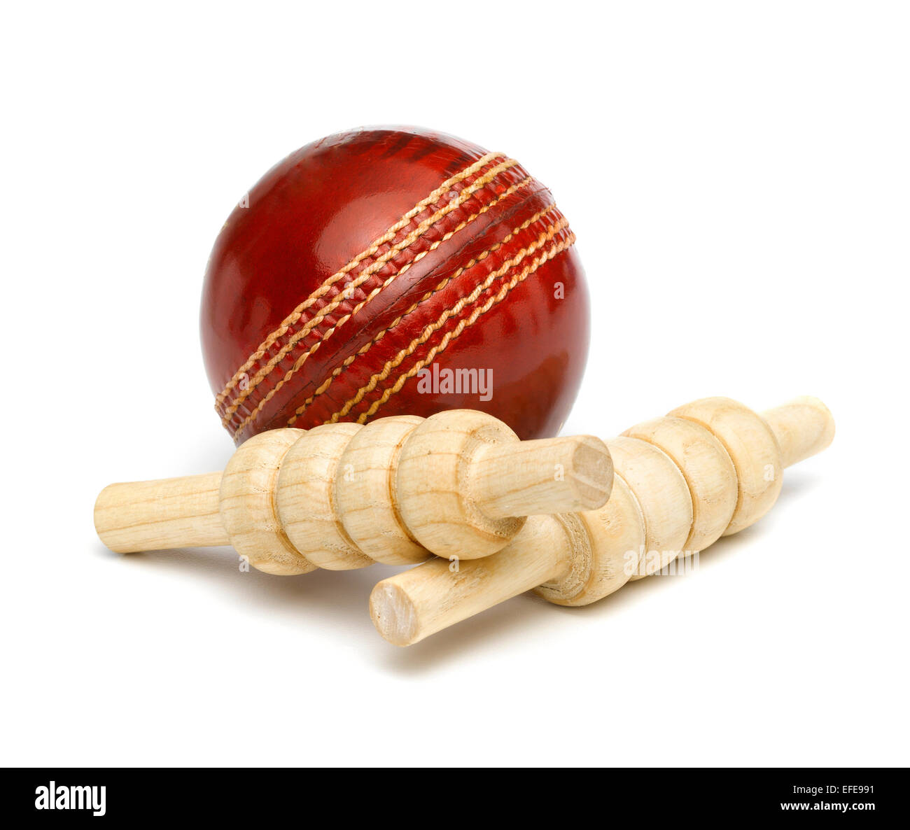 Rotem Leder Cricketball mit Bails Stockfoto