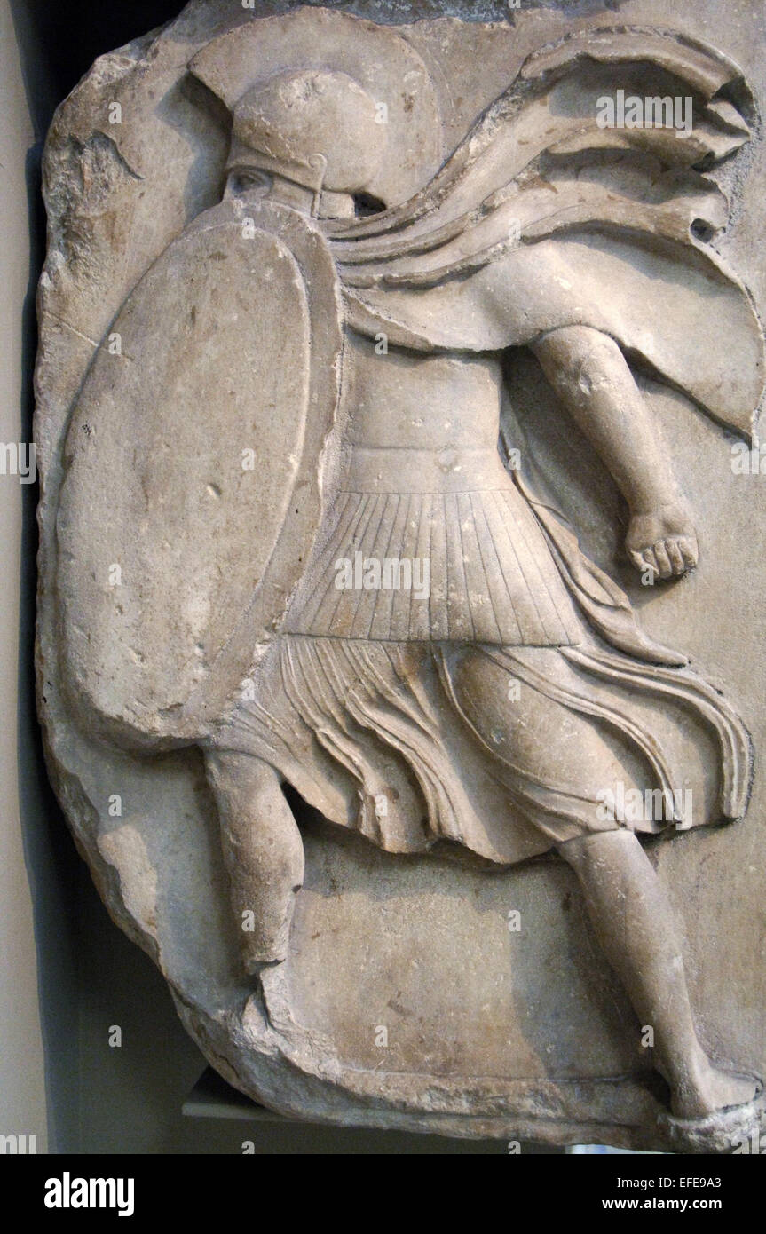 Nereid Denkmal. Gestalteten Grab von Xanthos. Klassik Lykien. Turkei. Soldat mit Schild. Größere Odium Fries. 390-380 V. CHR.. British Museum. London. England. Vereinigtes Königreich. Stockfoto