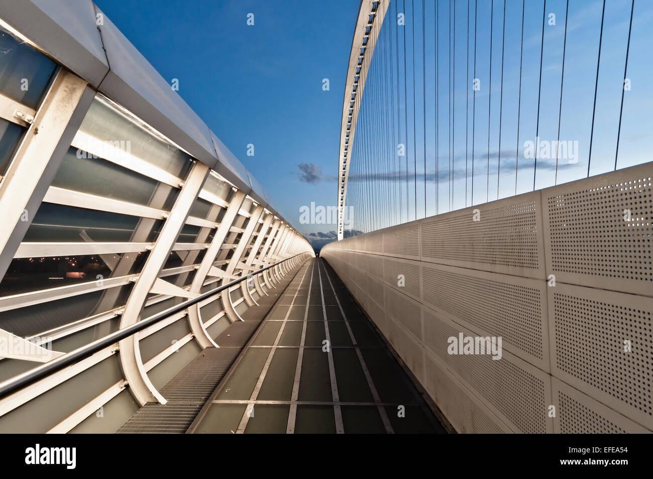 berühmte Brücken Komplex vom Architekten Santiago Calatrava in Reggio Emilia am 6. April 2012. Der Mittelbogen der Brücke beträgt 220 Stockfoto