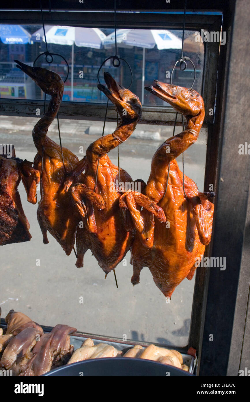 Gebratene Enten hängen auf einem mobilen Lebensmittel-Wagen auf einer Stadtstraße in Kampong Cham, Kambodscha. Stockfoto