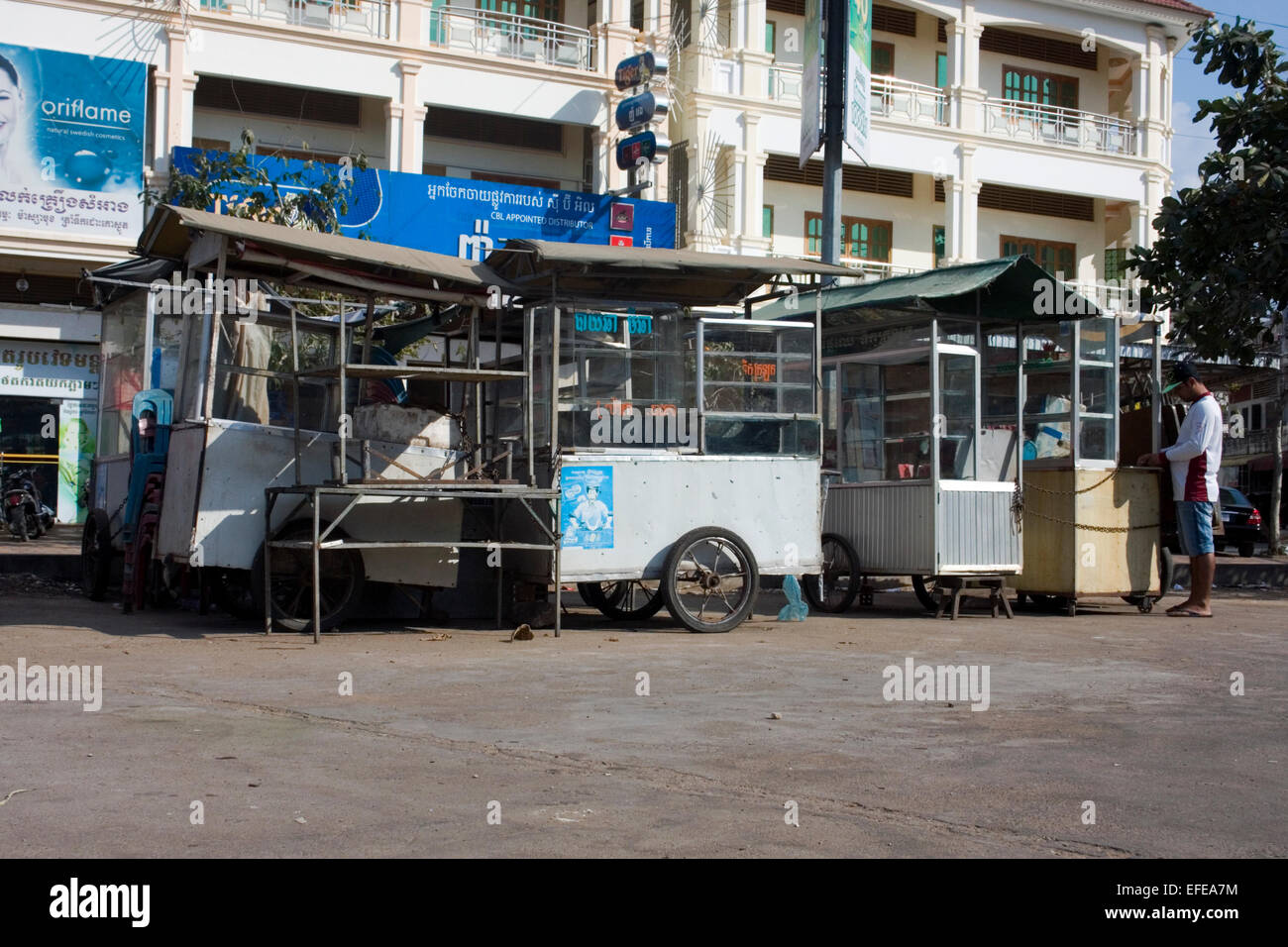 Ein Mann bereitet mobilen Imbisswagen, Suppen auf eine Stadt Straße in Kampong Cham, Kambodscha zu verkaufen. Stockfoto