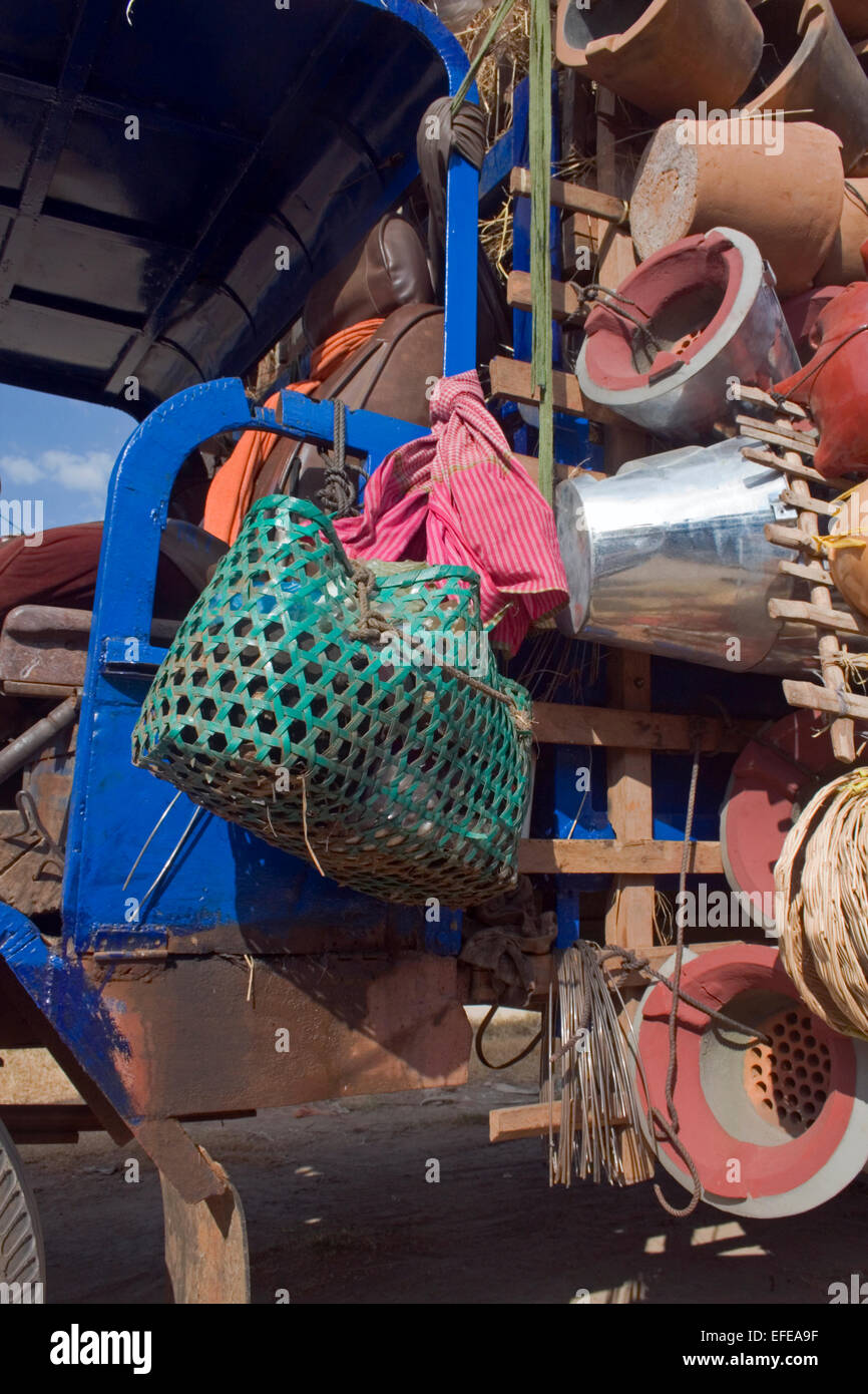 Verschiedene Elemente verwendet, um Suppen verkaufen hängen auf einem verfallenen alten LKW auf einem staubigen Parkplatz in Kampong Cham, Kambodscha. Stockfoto
