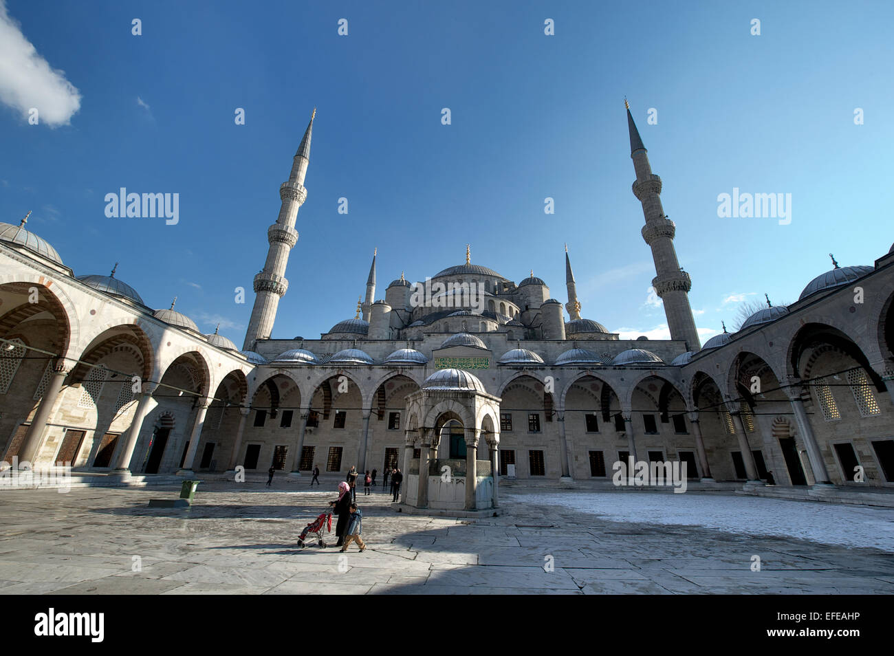 Außen auf die blaue Moschee ist im Rahmen einer Fotoreportage auf Winter-Pauschalen in Istanbul, Türkei abgebildet. Stockfoto