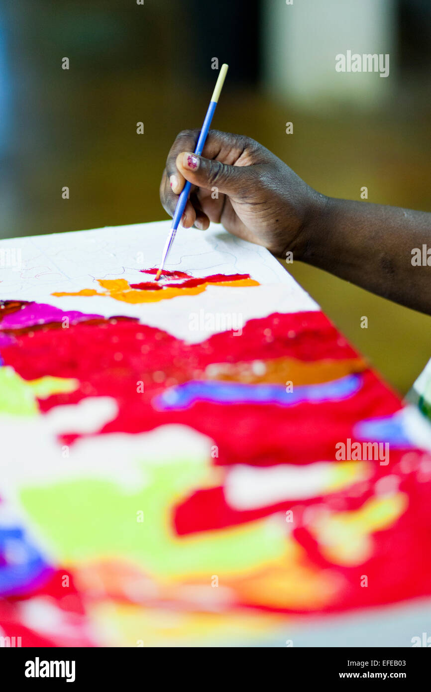 Nahaufnahme von der Hand des afroamerikanischen Künstler wie sie malt. Stockfoto