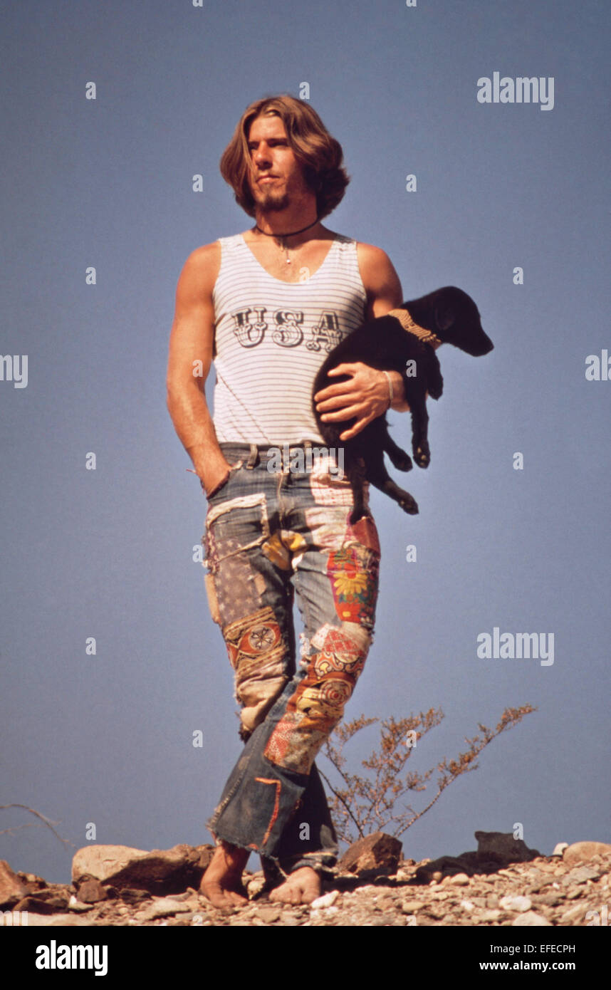 Ein Hippie-Tramper mit seinem Hund, Tripper, am US Highway 66 Mai 1972 in Topock, Arizona. Stockfoto