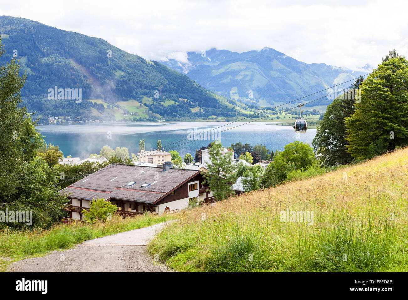 Die Seilbahn bis hin zu am der Mittelstation auf die Schmittenhöhe Zell sehen Österreich im Sommer mit Blick auf den See Stockfoto