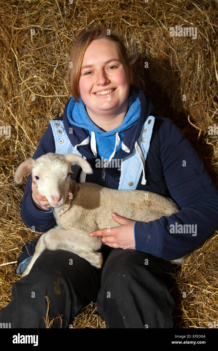 Blackpool, Lancashire, UK. 2. Februar 2015. Abi Harris, 18 mit ein zwei Tage alten britischen Winter geboren Milchlamm, Waise auf Parrs Bauernhof. Die neugeborenen Lämmer am Farmer Parr Tierwelt sind Keith und Colin getauft. Sie wurden von einem lokalen Schafzüchter angenommen hatte 2 verwaiste Lämmer, eine gerade geborene Triole, dass erforderliche Flaschenernährung. Farmpark in Fleetwood dauert manchmal in "Haustier" Lämmer zu dieser Zeit des Jahres, damit Kinder helfen kann, um sie zu füttern.  Bildnachweis: Mar Photographics/Alamy Live-Nachrichten Stockfoto