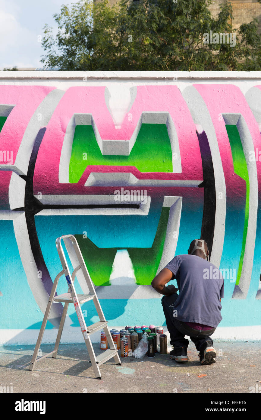 Graffiti-Künstler bei der Arbeit Stockfoto