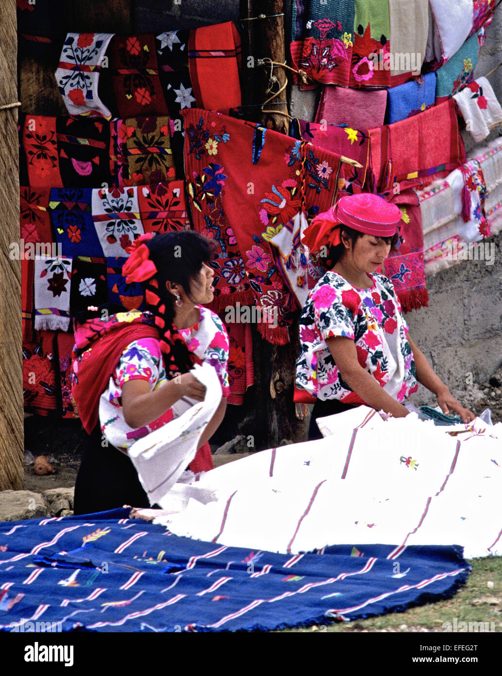 Mexikanische, indische Händler aller Altersgruppen verkaufen ihre waren im ganzen Land. Mexikanische Frauen Händler mit Stickerei Stockfoto