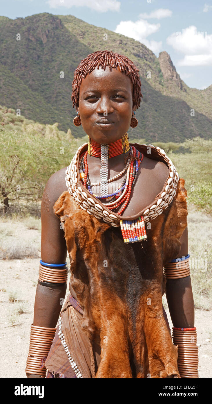 TURMI, Äthiopien - 18. November 2014: Junge Hamer Mädchen mit traditioneller Kleidung und Frisur auf 18. November 2014 in Turmi, Et Stockfoto