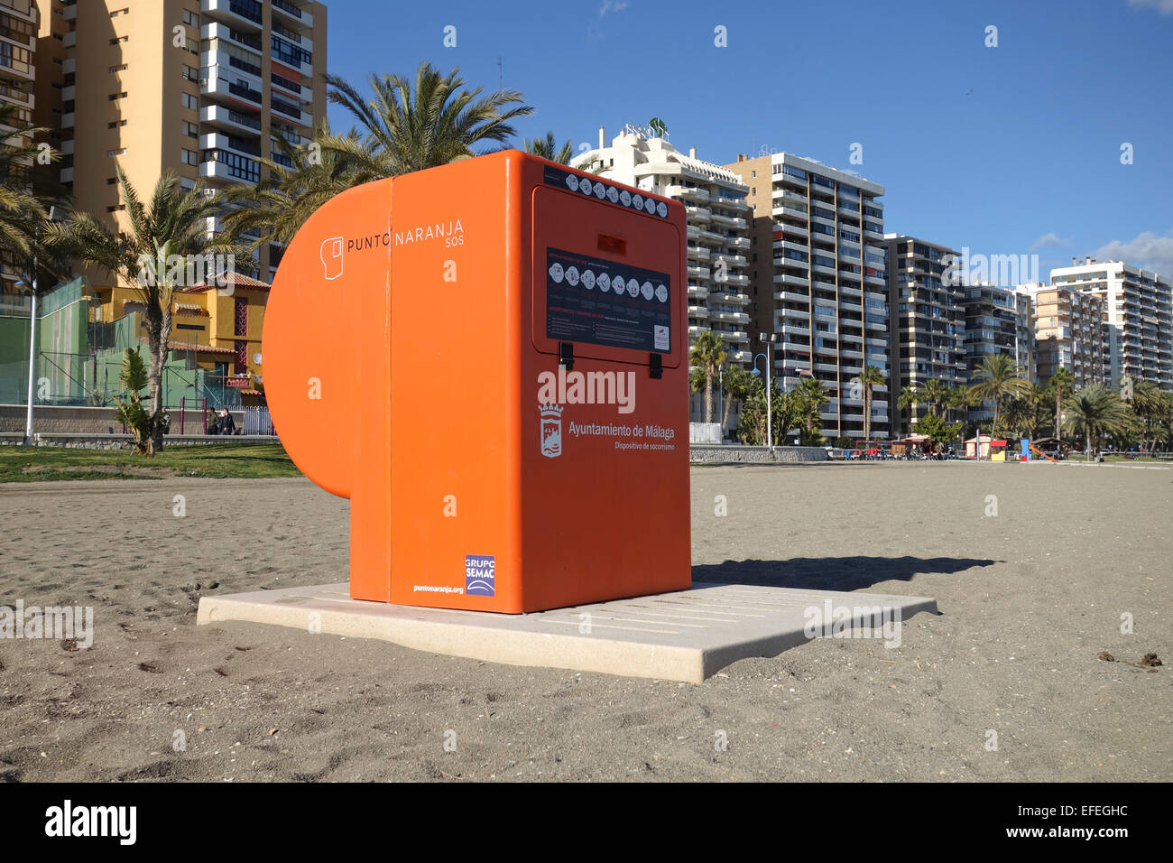 Öffentlichen Rettungsdienst Station mit Geräten benötigt, einen Schwimmer in Not am Strand von Málaga, Andalusien, Spanien zu retten. Stockfoto