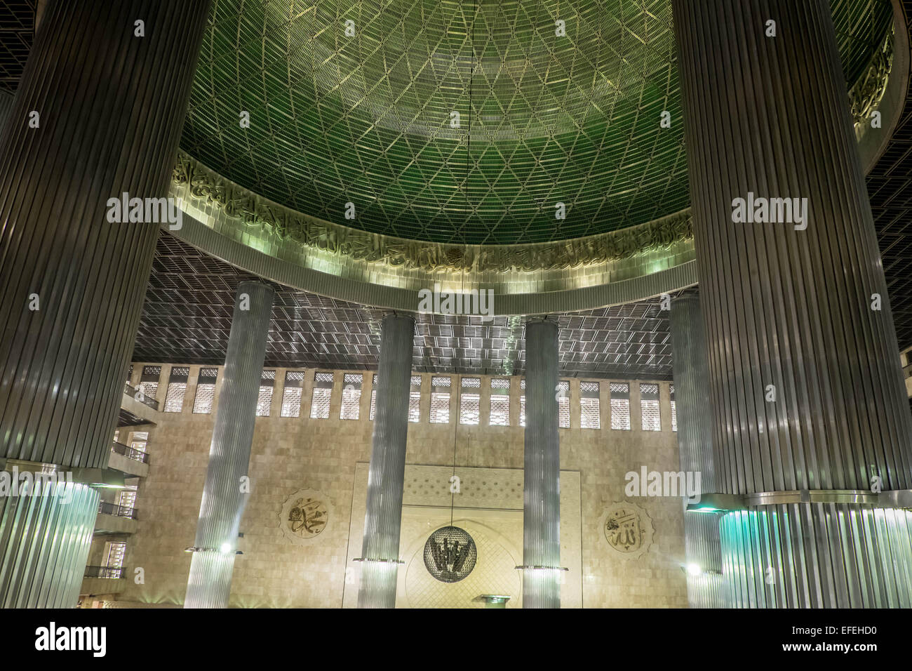 Säulen und Decke der Moschee in Zentral-Jakarta Stockfoto