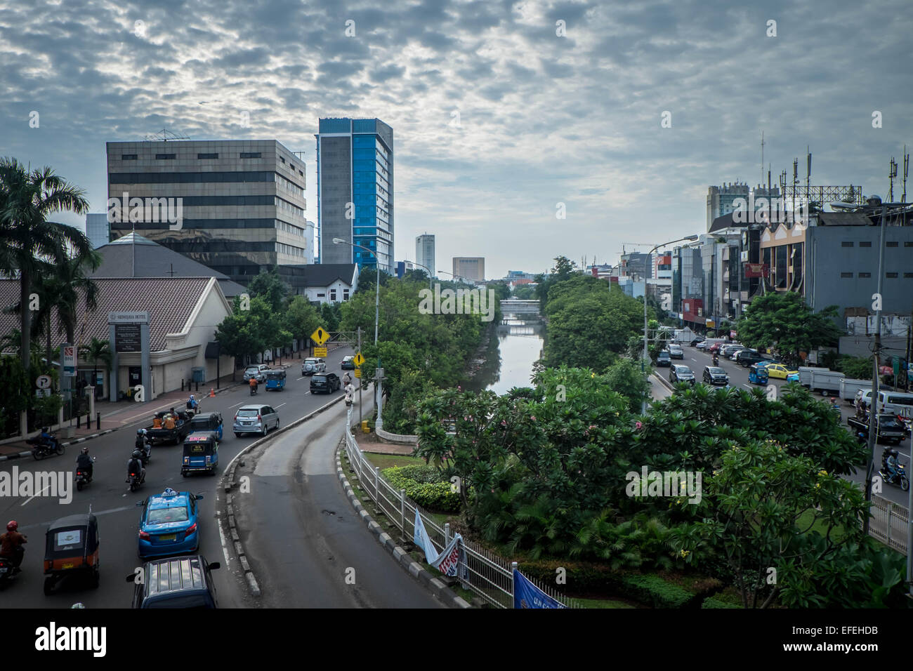 Gebäude entlang des Flusses in der indonesischen Hauptstadt Stockfoto