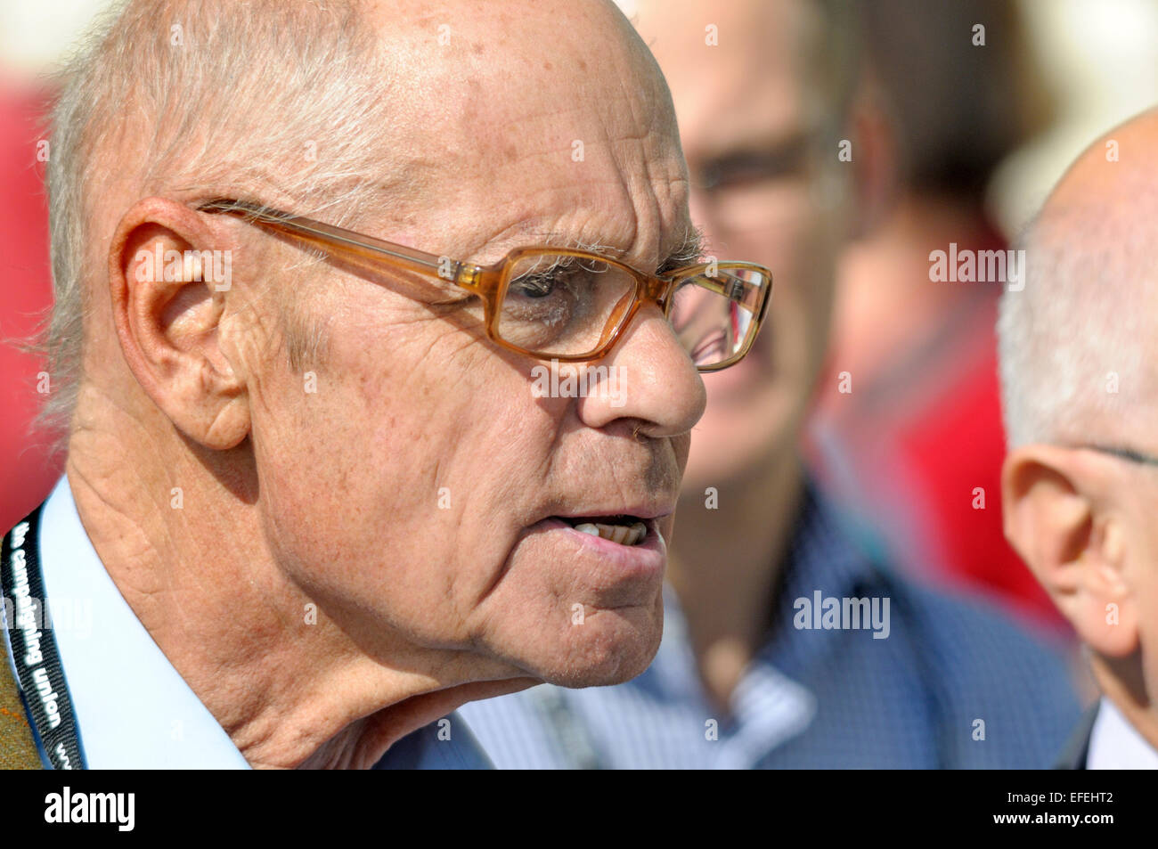 Britischer Journalist Simon Hoggart (1946 – 2014) und Sender auf der Labour Party Konferenz 2013 vier Monate vor seinem Tod Stockfoto