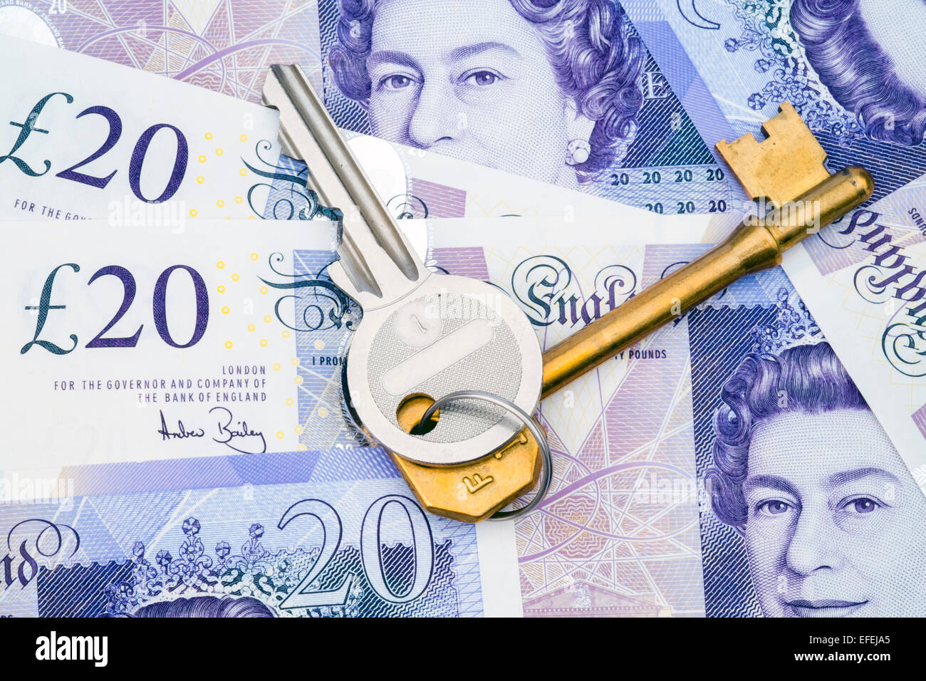 Hausschlüssel auf Pfund-Noten. Satz von Schlüsseln mit Banknoten. Stockfoto