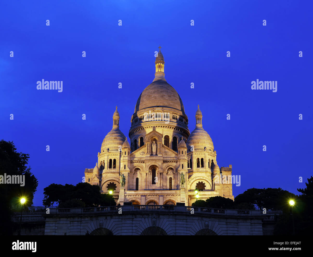 Basilika Sacré-Coeur auf dem Montmartre beleuchtet bei Nacht, Paris, Frankreich Stockfoto