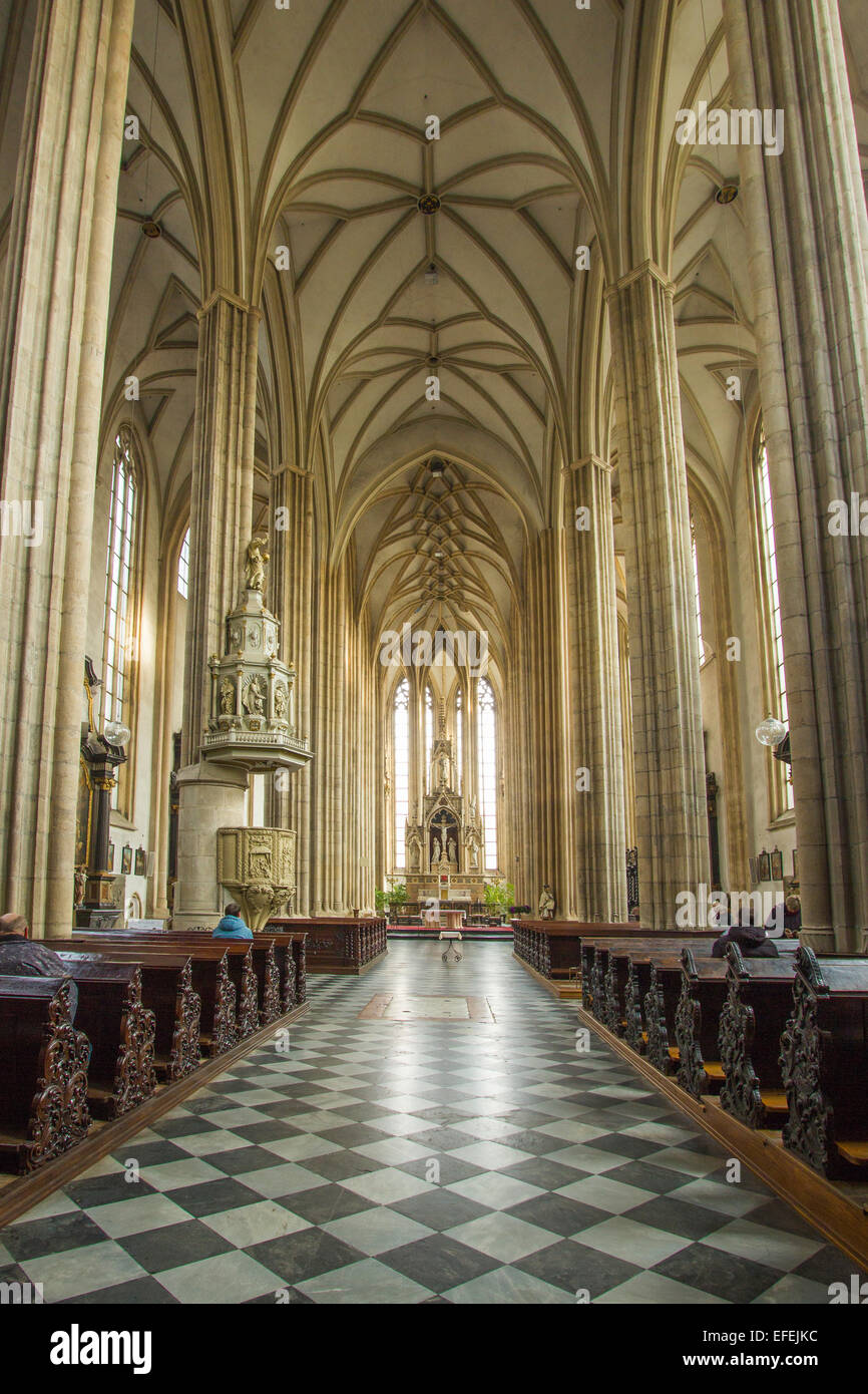 Der Innenraum des gotischen Gebäudes. Stockfoto