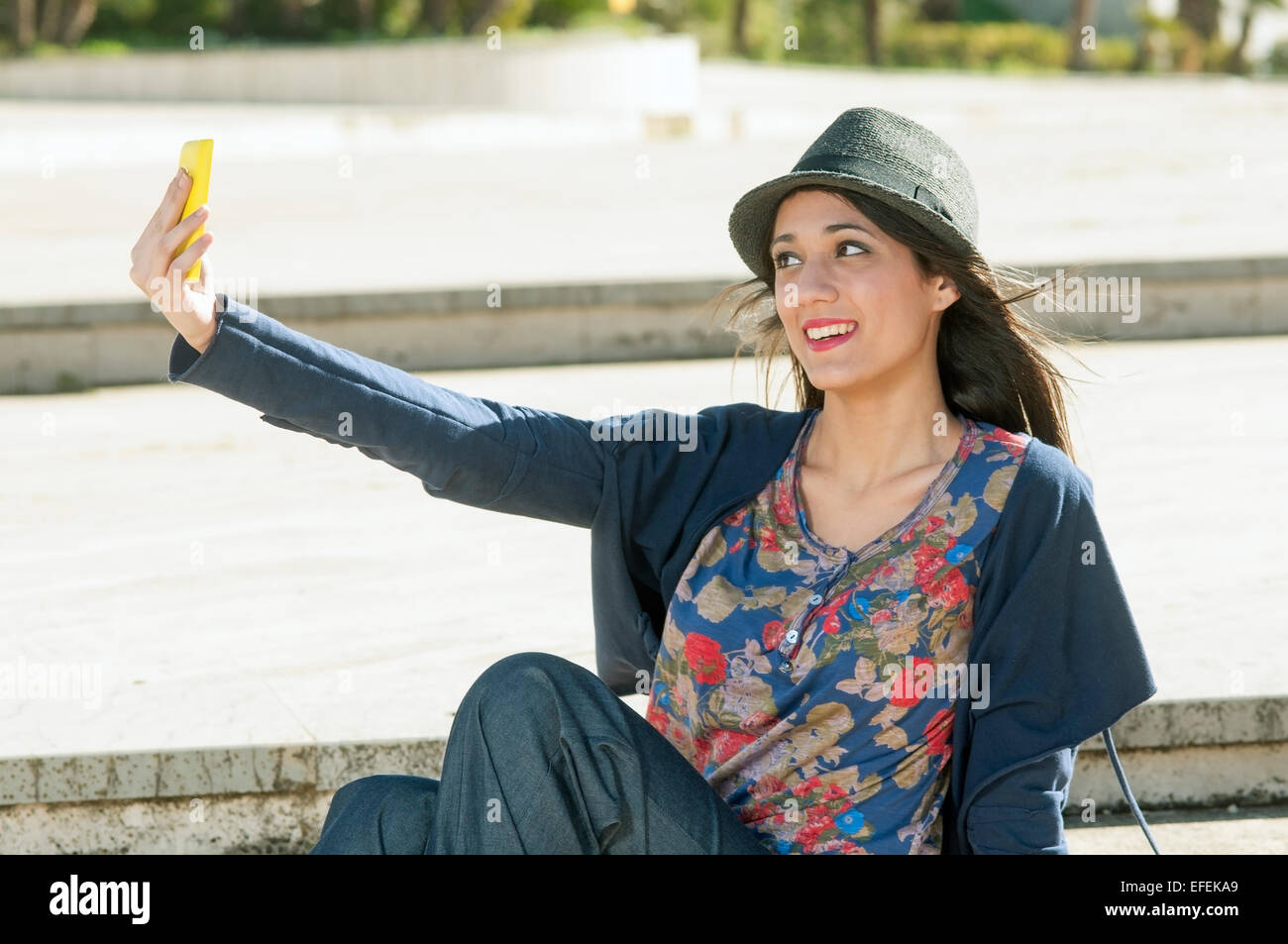 nette und charmante Mädchen nimmt ein Selfie lächelnd Stockfoto