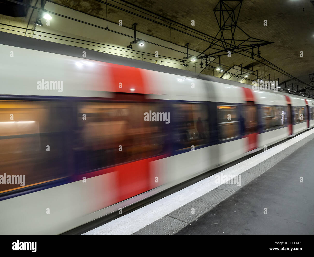 Paris u-Bahn in Bewegungsunschärfe Stockfoto