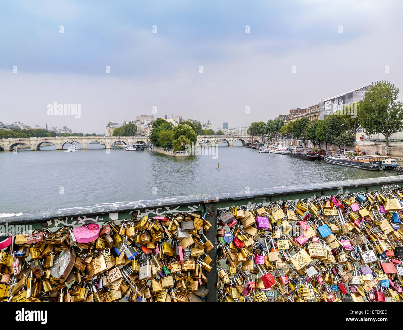 Pont des Arts mit viele Liebe Vorhängeschlösser angebracht an der Brücke Zaun, Paris, Frankreich Stockfoto