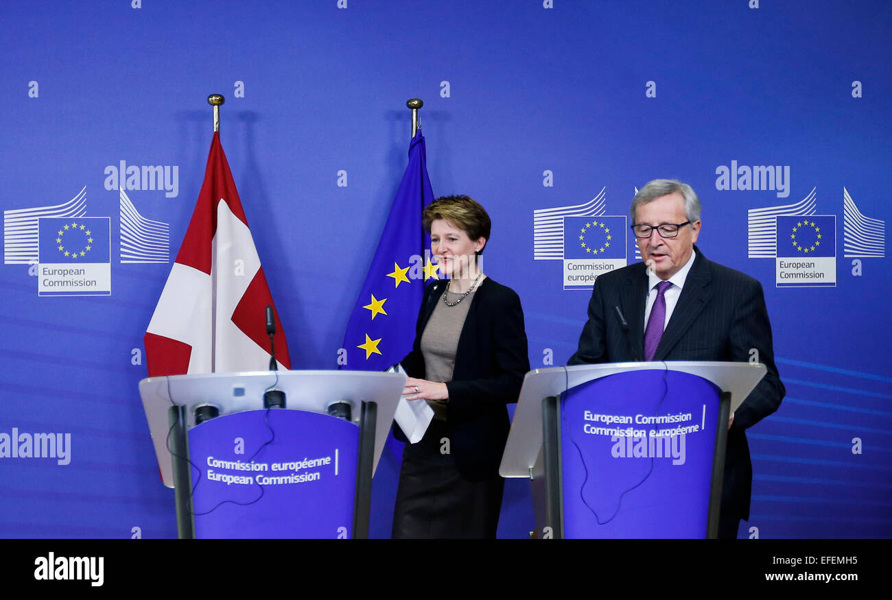 Brüssel, Belgien. 2. Februar 2015. European Commission President Jean-Claude Juncker (R) und Präsident der Schweizer Eidgenossenschaft Simonetta Sommaruga kommen, um eine Pressekonferenz im Hauptsitz Europäischen Kommission in Brüssel, Belgien, am 2. Februar 2015 teilnehmen. Bildnachweis: Zhou Lei/Xinhua/Alamy Live-Nachrichten Stockfoto