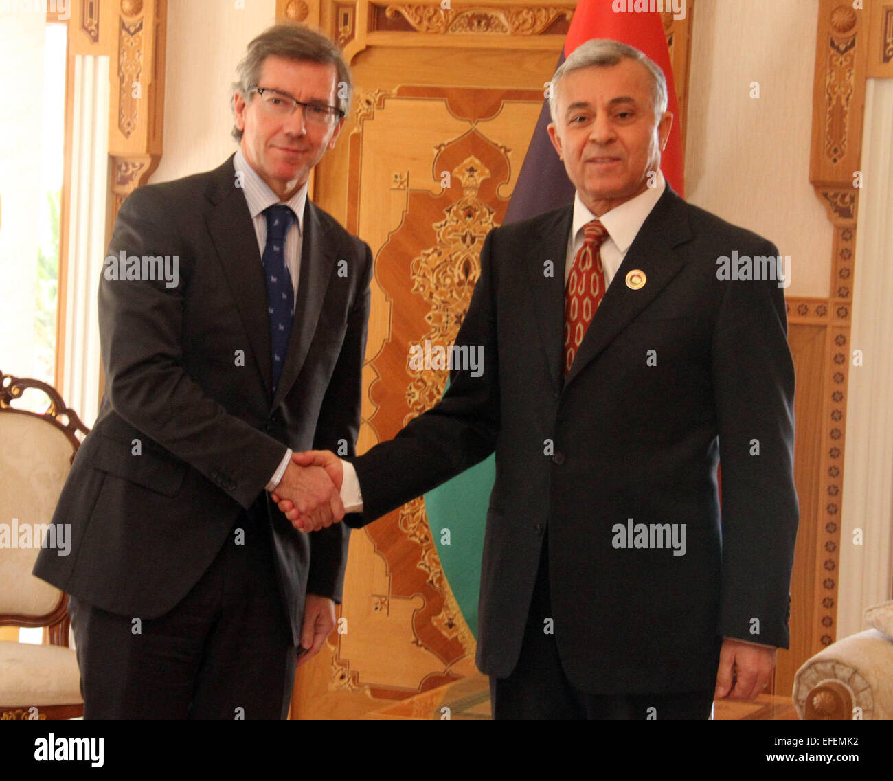 Tripoli, Libyen. 2. Februar 2015. Nouri Abu Sahmein (R), Libyens Islamisten unterstützt Parlamentssprecher, schüttelt Hände mit Bernardino Leon, UN-Sondergesandten für Libyen, in Tripolis, Libyen, 2. Februar 2015. Leon besuchte Tripolis am Montag in einem Versuch, die islamistischen Gruppierungen in der UN geförderten Dialog zu bringen. Bildnachweis: Hamza Türkei/Xinhua/Alamy Live-Nachrichten Stockfoto