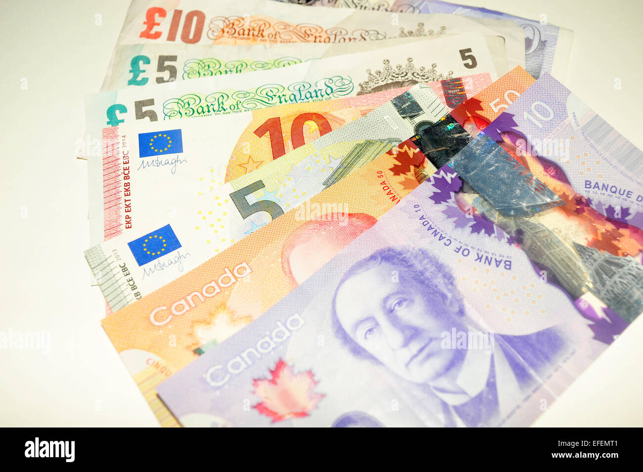 Britische Pfund-Noten, kanadischen Dollar-Noten und europäischen Euro-Banknoten vor weißem Hintergrund fotografiert. Stockfoto