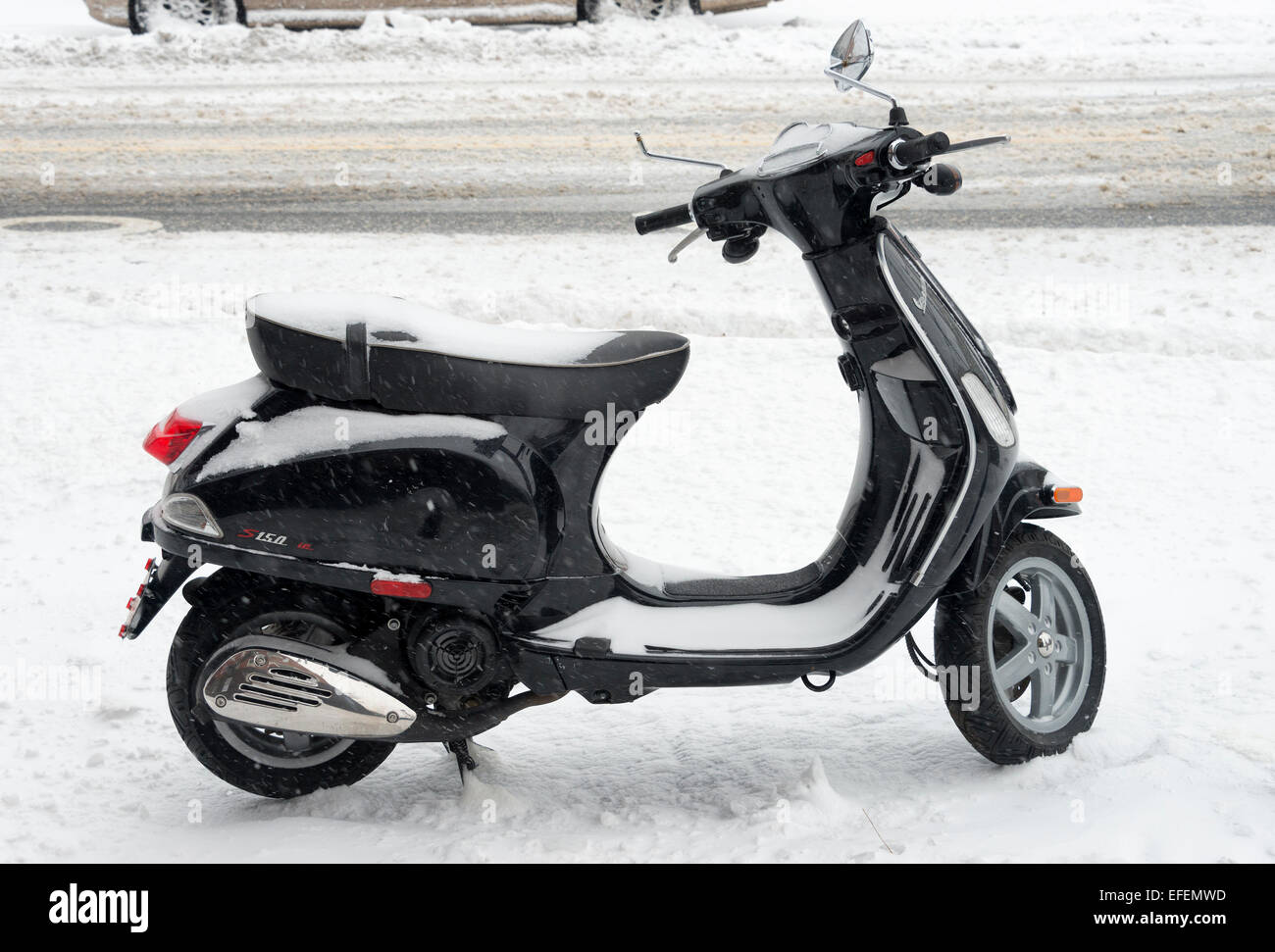 Vespa-Roller im Schnee Stockfotografie - Alamy