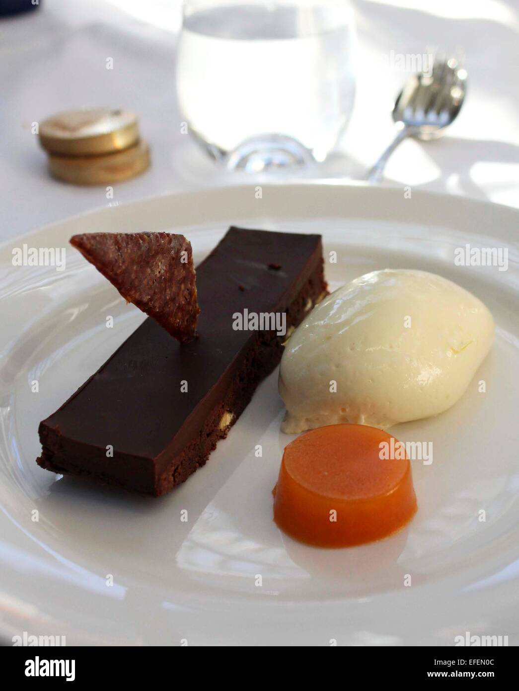 Schokoladenganache Brownie mit weißem Schokoladenmousse und Sanddorn Beeren-Gelee Stockfoto