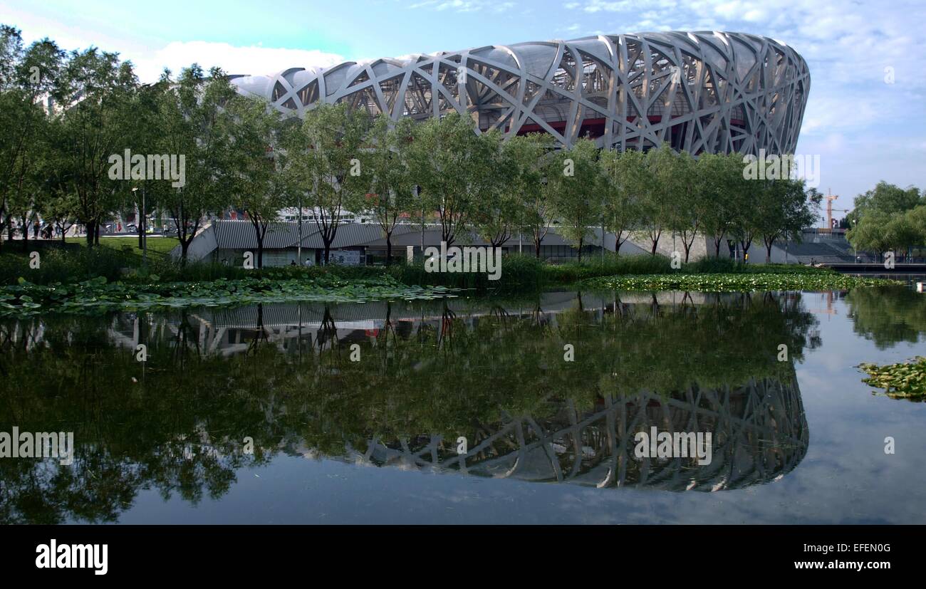 Das "Vogelnest" / "Beijing National Stadium" Olympiastadion und es ist Wasser Reflexion, Peking, China Stockfoto