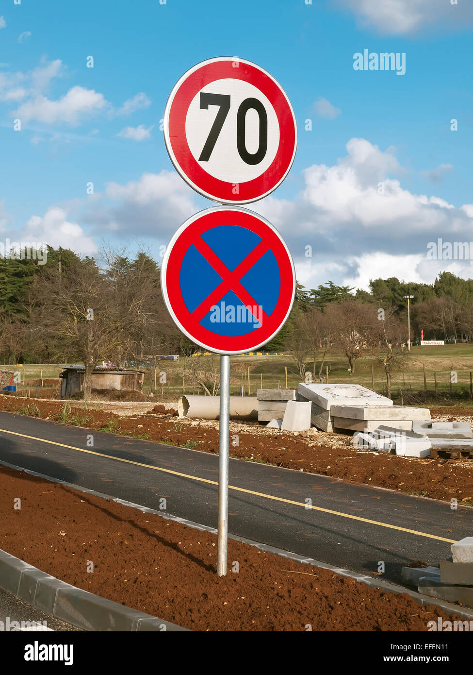 Verkehrszeichen auf neue Fahrbahn Stockfoto