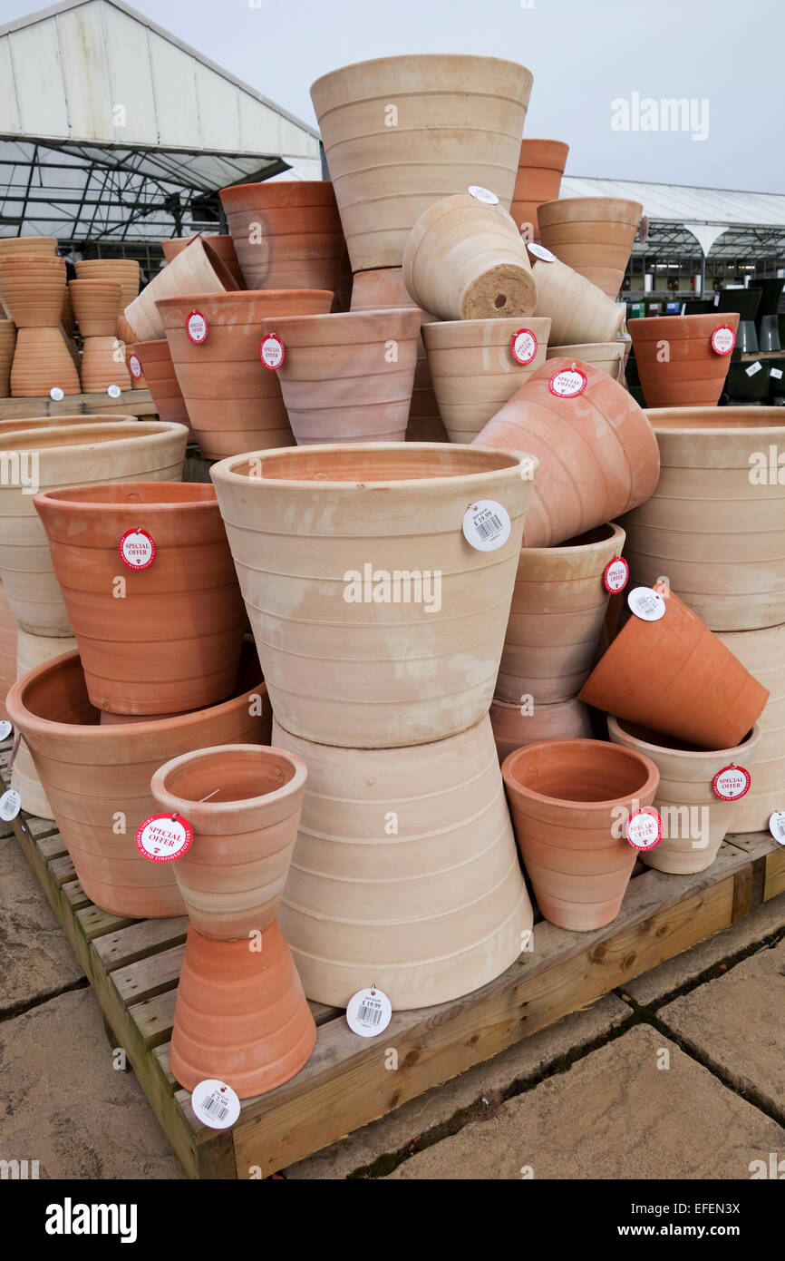 Terrakotta-Gartentöpfe zum Verkauf in einem Garden Centre in England, Großbritannien Stockfoto