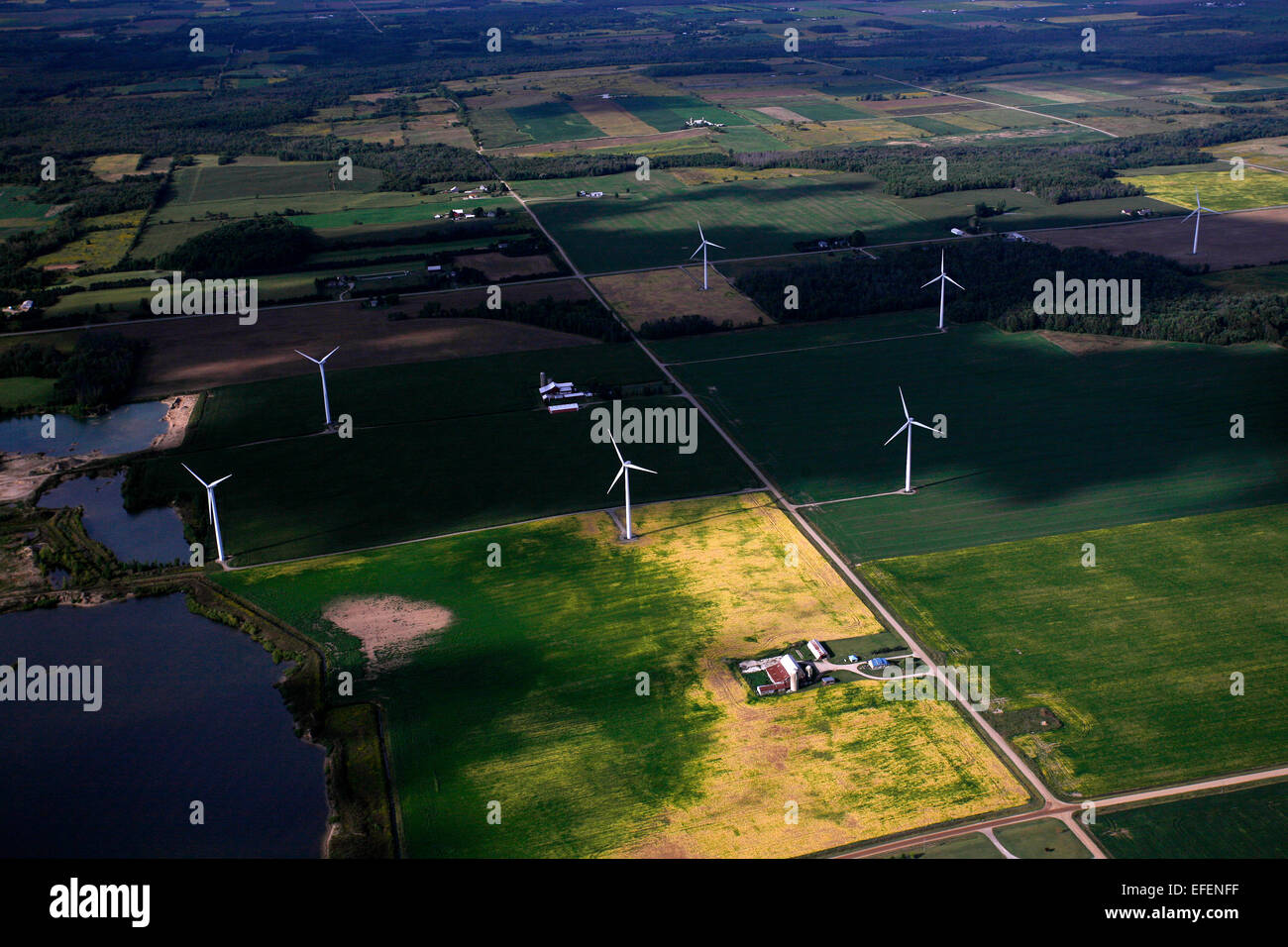 Windkraftanlagen unter Ackerland in der Saginaw Bay Area. Stockfoto