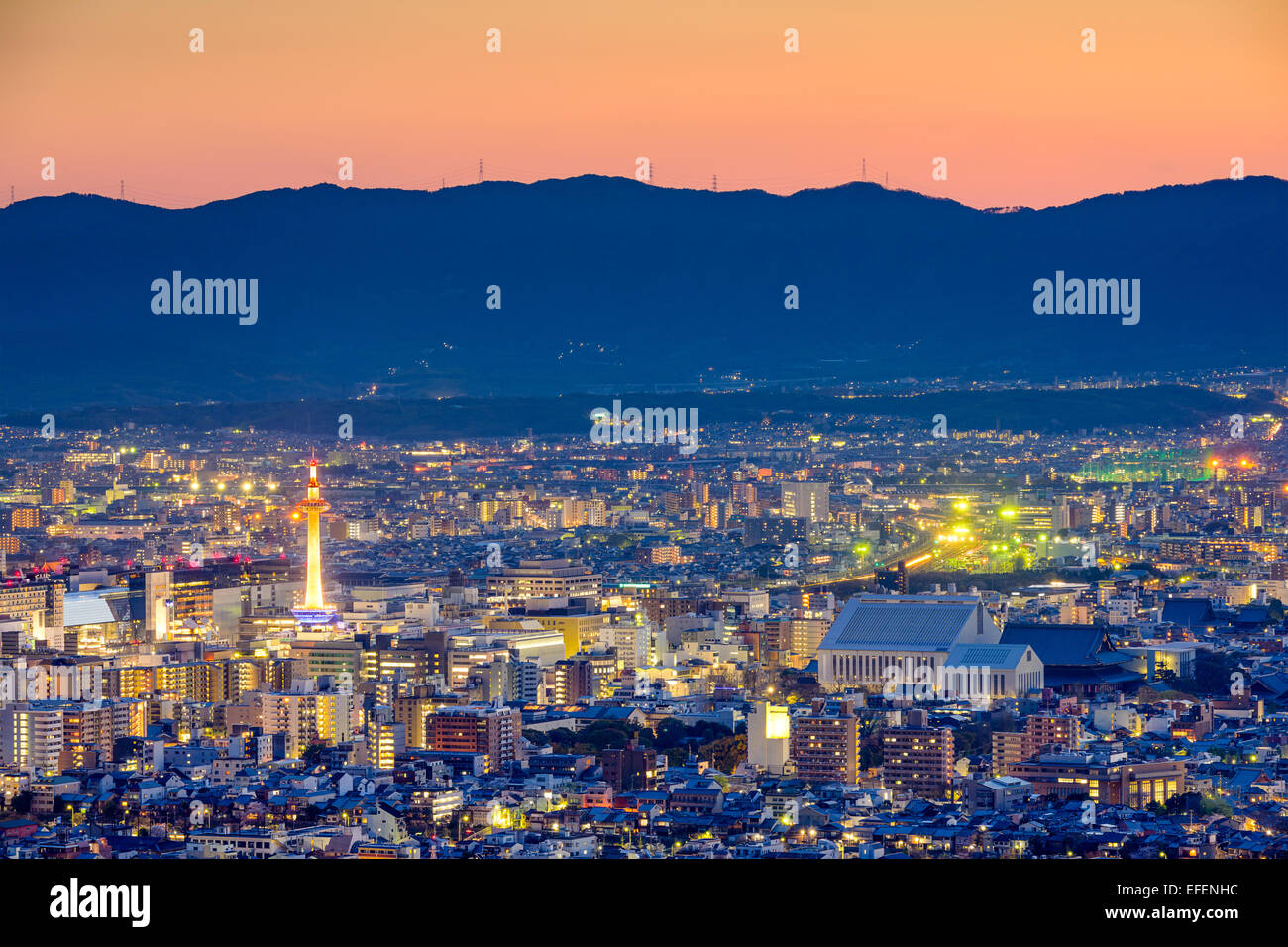 Kyoto, Japan, herrlichem Blick auf die Skyline der Innenstadt in der Abenddämmerung. Stockfoto