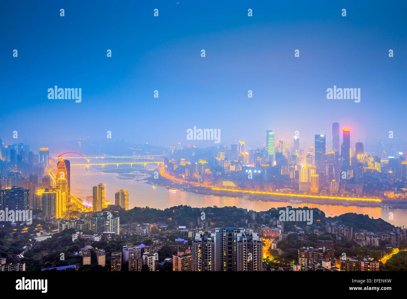 Chongqing, China Innenstadt Skyline über den Jangtse-Fluss. Stockfoto