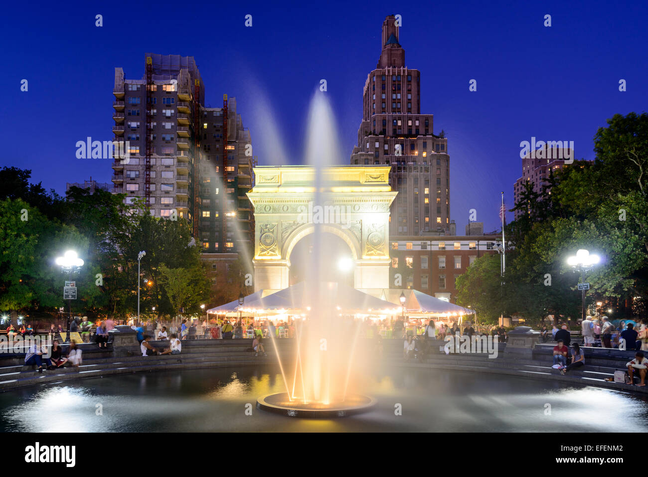 Menschenmassen genießen eine Sommernacht im Washington Square Park. Stockfoto