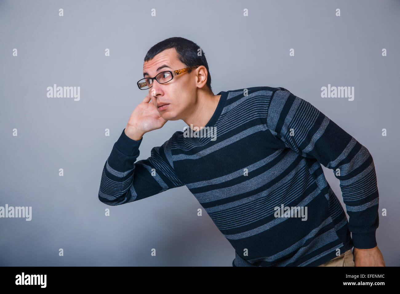 Europäisch anmutende Mann von etwa dreißig Brunet legte seine Hand auf Stockfoto