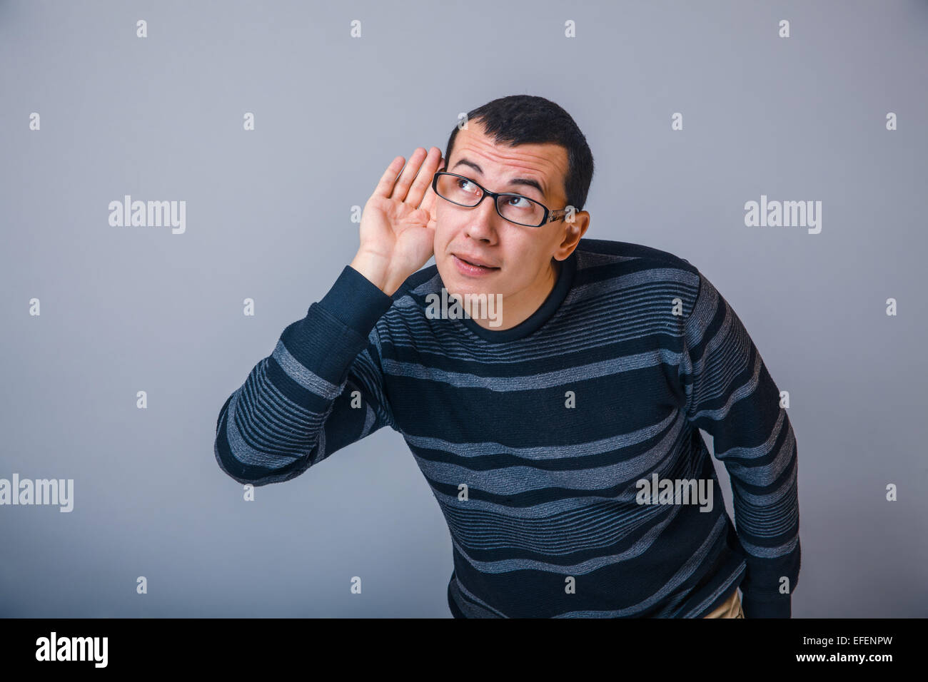 Männchen der Europäischen Erscheinungsbild Brunet legte seine Hand an das Ohr, Traufe Stockfoto