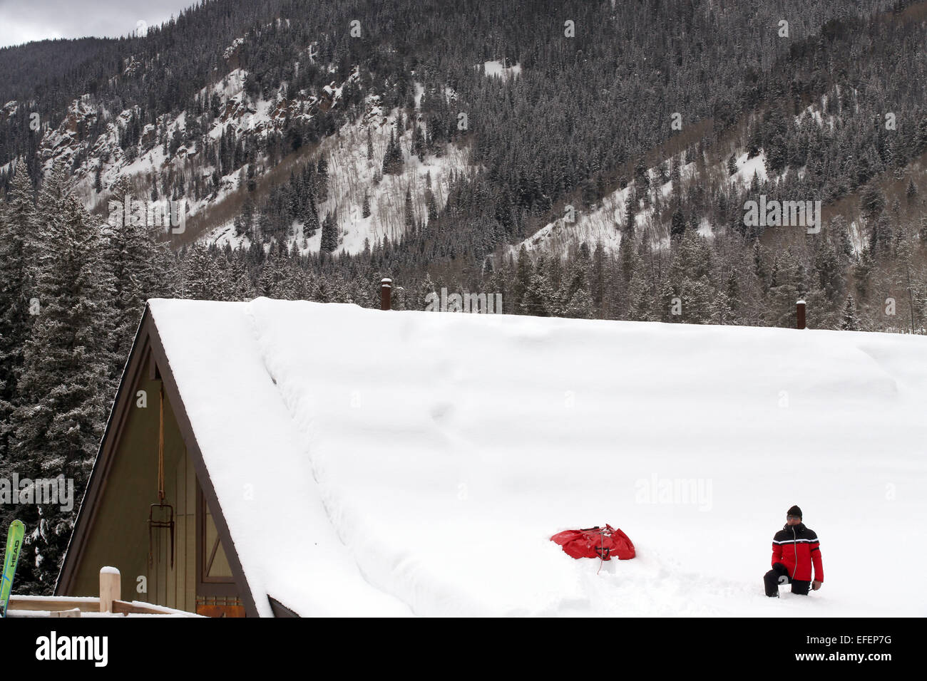 Colorado, USA. 2. Februar 2015. Ein Mann nimmt Schnee von einem Dach in Red Tail Stadion an der alpinen Ski-Weltmeisterschaften in Vail - Beaver Creek, Colorado, USA, 2. Februar 2015. Die Alpine Ski WM 2015 in Vail/Beaver Creek durchlaufen von 02 Februar 15. Februar 2015. Foto: Stephan Jansen/Dpa/Alamy Live News Stockfoto