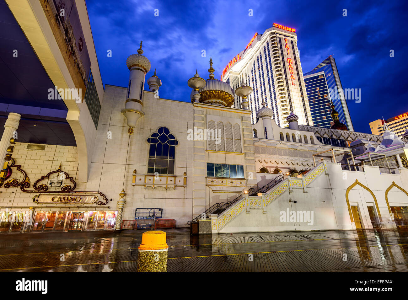 ATLANTIC CITY, NEW JERSEY - 8. September 2012: Casinos säumen der Atlantic City Boardwalk in der Abenddämmerung. Stockfoto