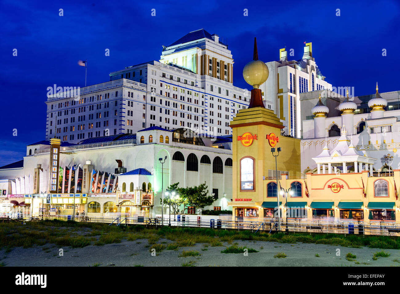 ATLANTIC CITY, NEW JERSEY - 8. September 2012: Casinos säumen der Atlantic City Boardwalk in der Abenddämmerung. Stockfoto