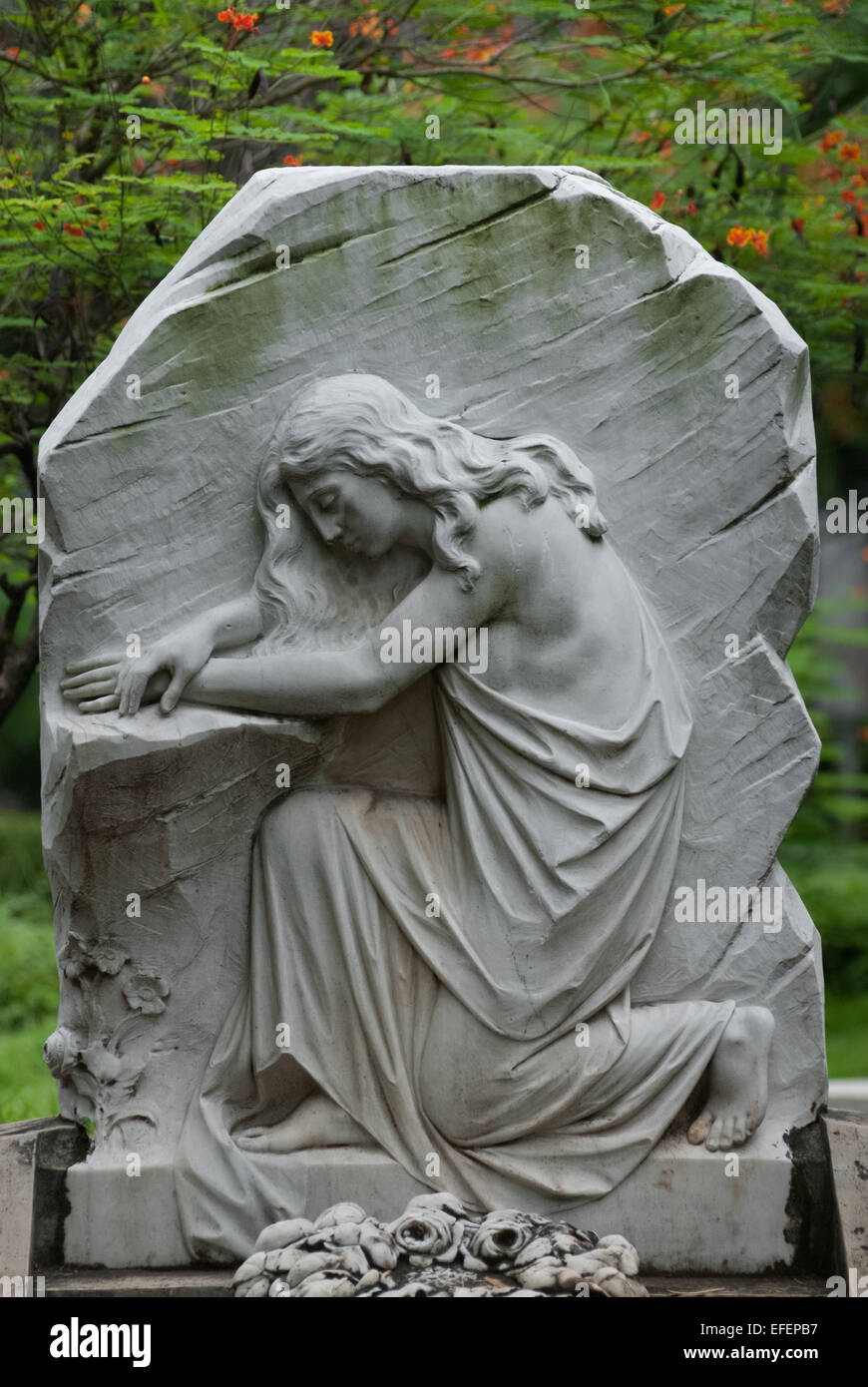 Engel der Trauer Figur im Taman Prasati Museum (Museum der Gedenkstein Park) in Jakarta, Indonesien. Stockfoto