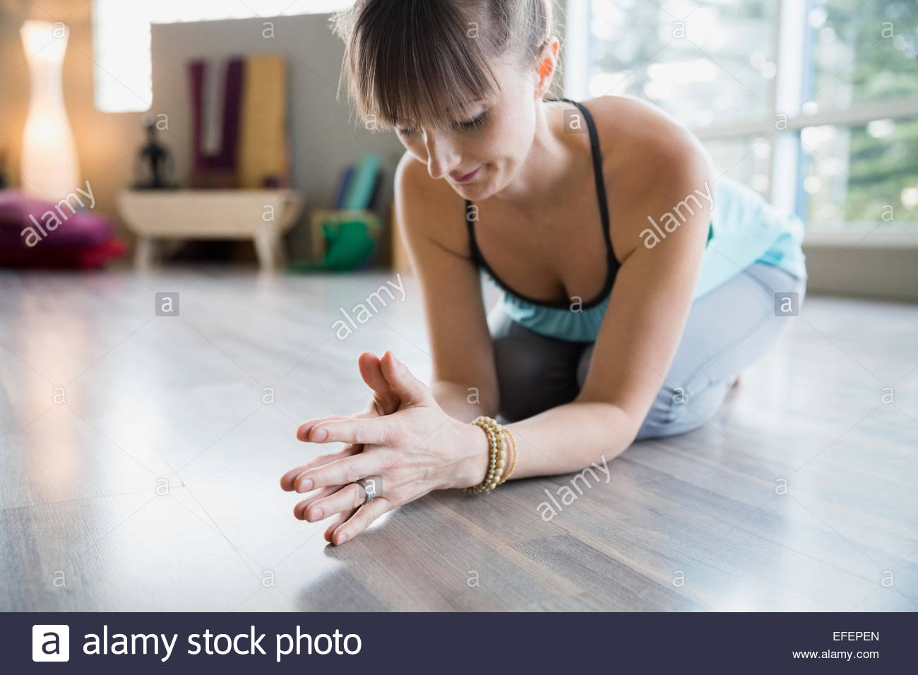Frau mit Hände im Gebet Position meditieren Stockfoto