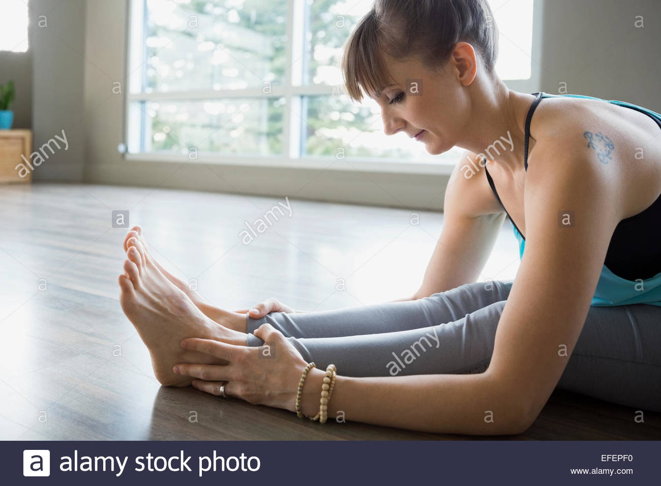 Ein bein nach vorne beugen Stockfotos und bilder Kaufen Alamy